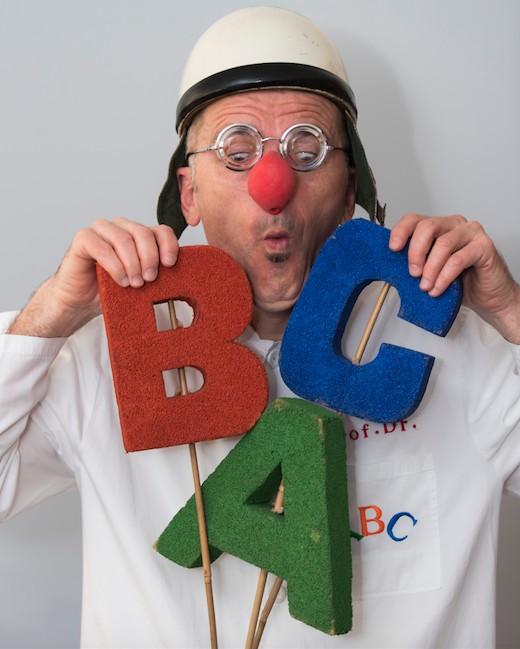 Professor Dr. ABC mit drei bunten Buchstaben A, B und C.