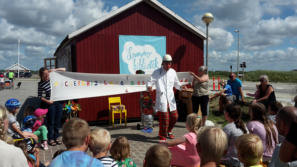 Professor dr. ABC med sommerbiblioteket og mange små tilskuere på Rømø